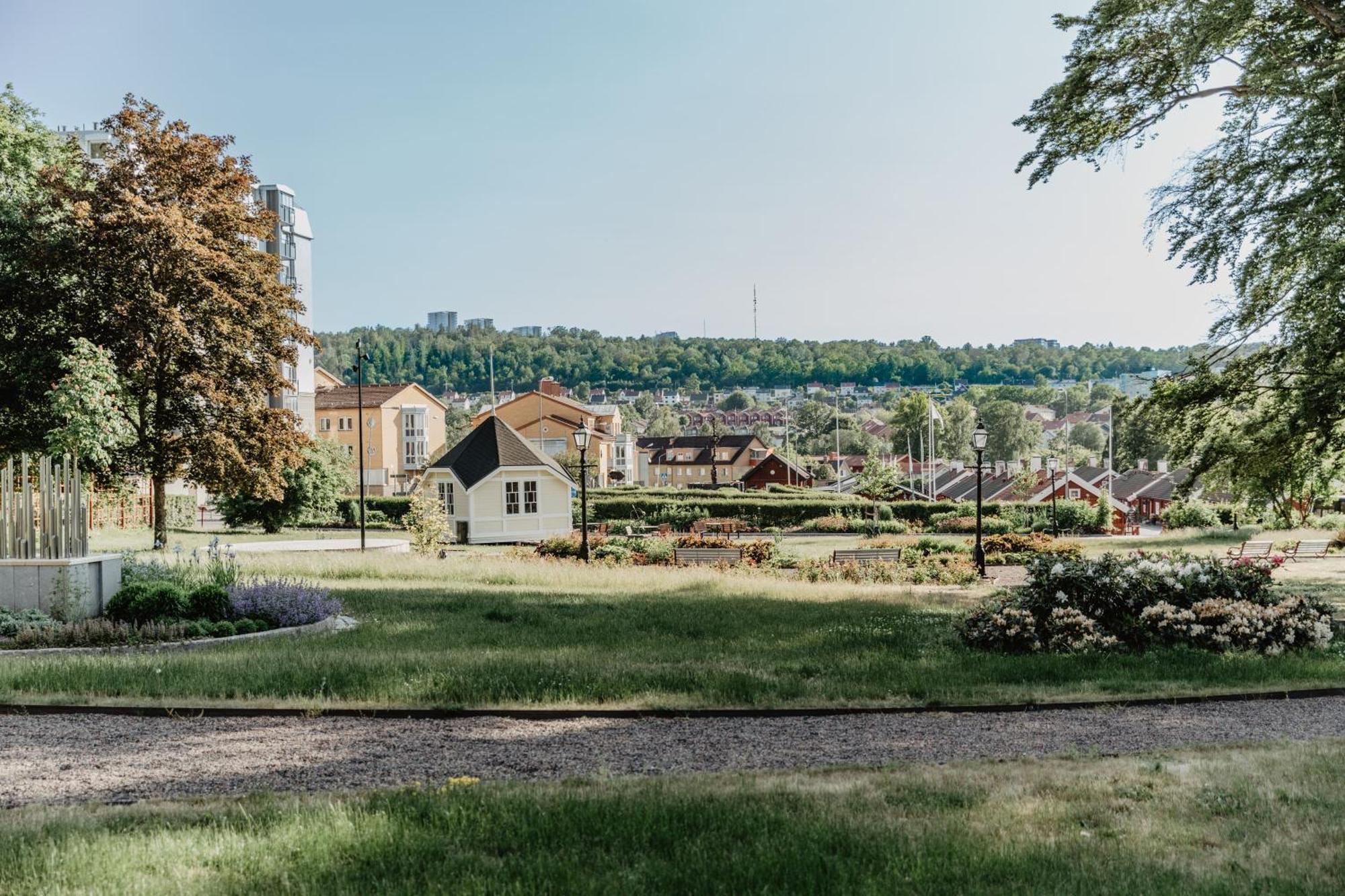 Hotel Slottsvillan Хускварна Экстерьер фото