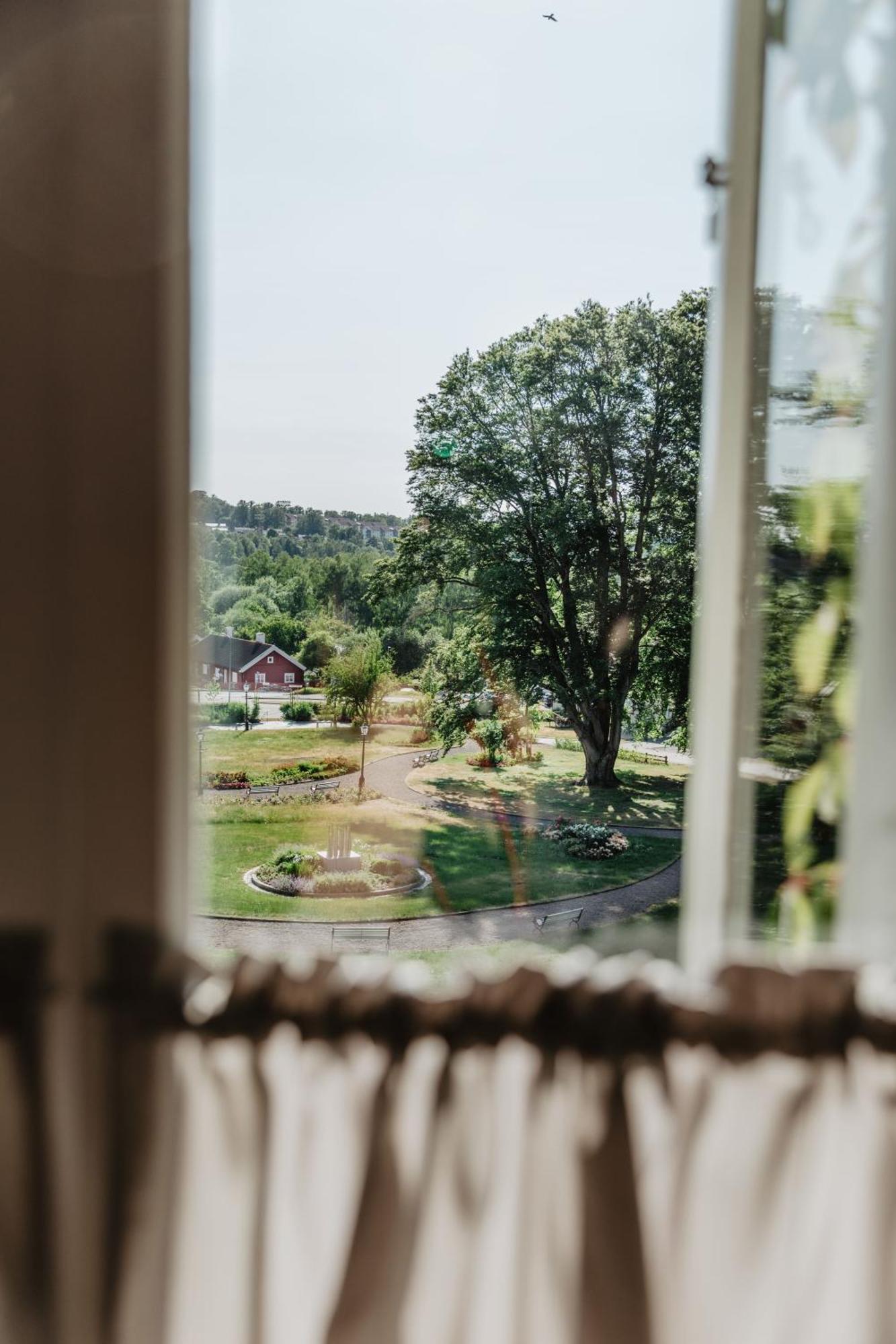 Hotel Slottsvillan Хускварна Экстерьер фото
