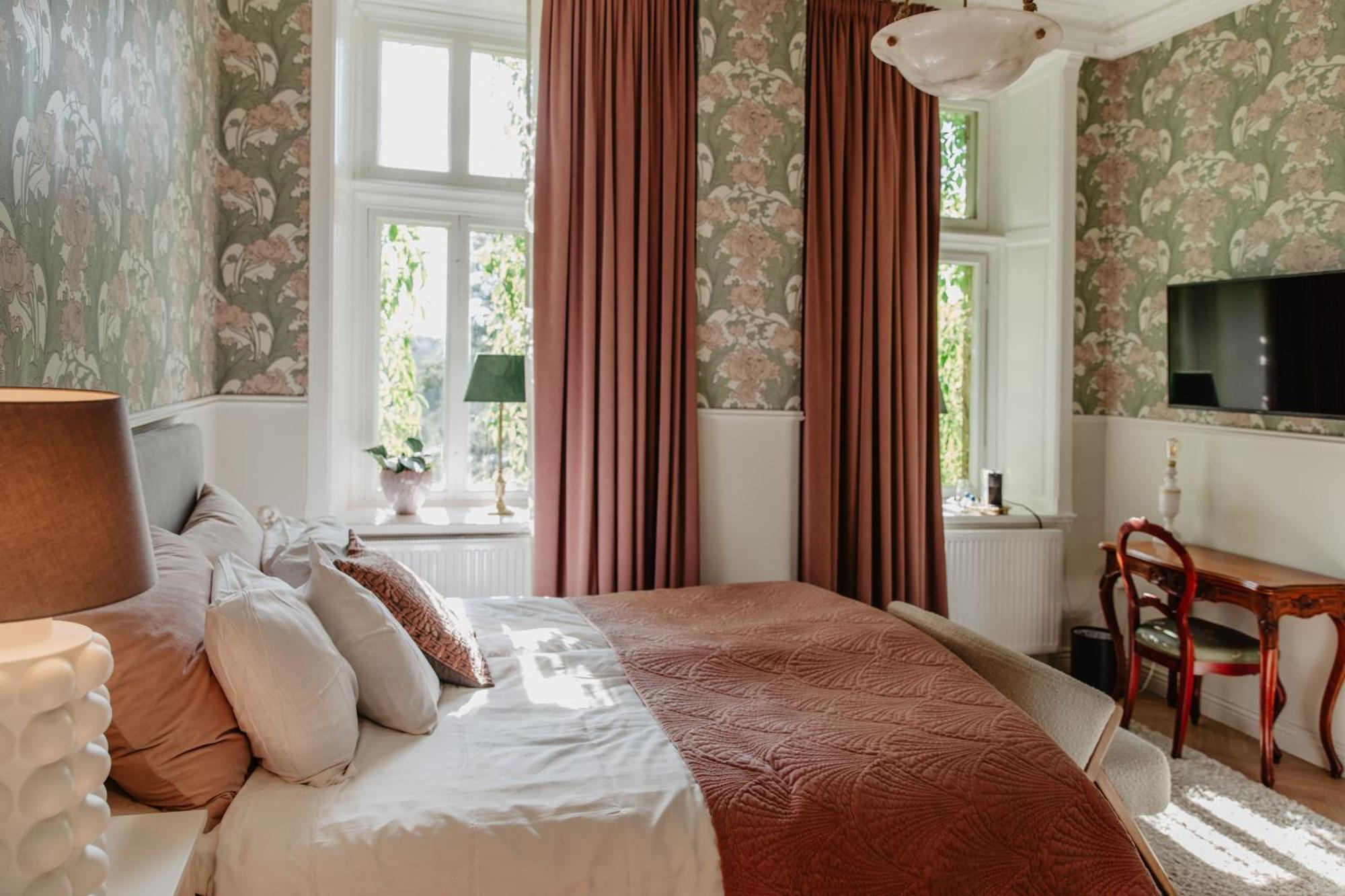Hotel Slottsvillan Хускварна Экстерьер фото