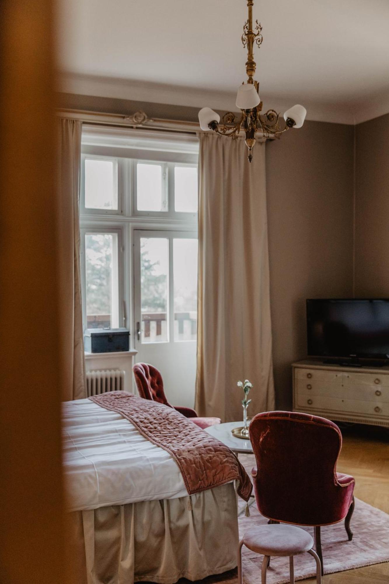 Hotel Slottsvillan Хускварна Экстерьер фото
